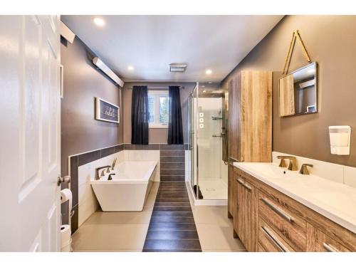 Four Seasons House Close to Lakes & Skiing in Saint Donat (QC)