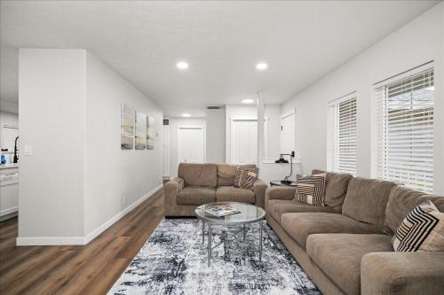 Updated Rancher near shopping & restaurants in Moran Prairie