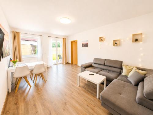 Urlaubsmagie Ferienwohnung Wiesengrün - direkt am Wanderweg - für 6P - W6, Sebnitz