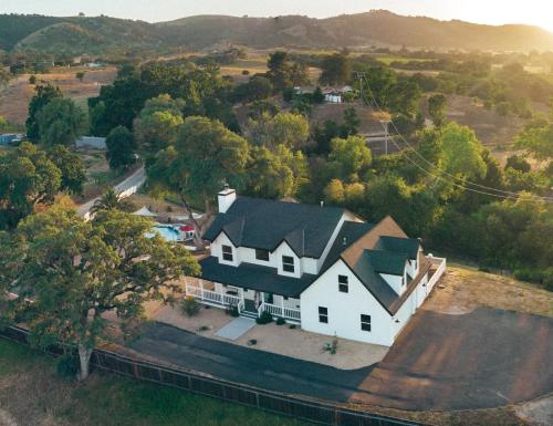 Paso Wine Country Farmhouse With Pool, Spa, Game Room - Paso Robles, CA