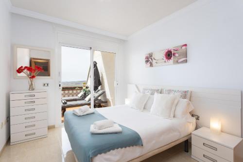 Apartamento con piscina climatizada y vistas 2