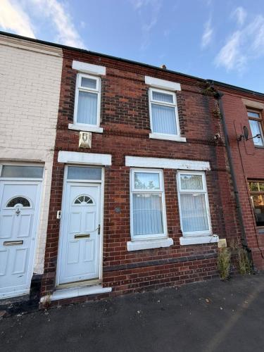 #187 Modern Retreat Near Warrington Centre - for 5 in Cheshire
