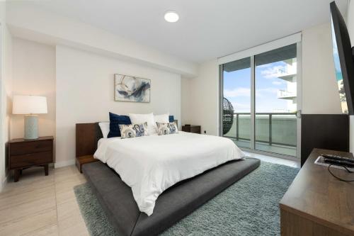 Ionica Urban Getaway: Luxurious Pool and Parking in Watson Island