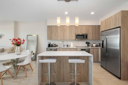 Kitchen, Ionica Urban Getaway: Luxurious Pool and Parking in Watson Island