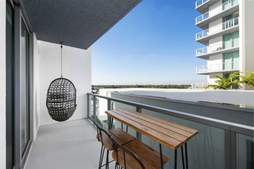 Balcony/terrace, Ionica Urban Getaway: Luxurious Pool and Parking in Watson Island