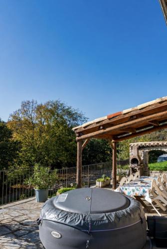 Pezsgőfürdő, L'art des Clés - Maison en Pierre avec Jacuzzi (L'art des Cles - Maison en Pierre avec Jacuzzi) in Pont-de-Labeaume
