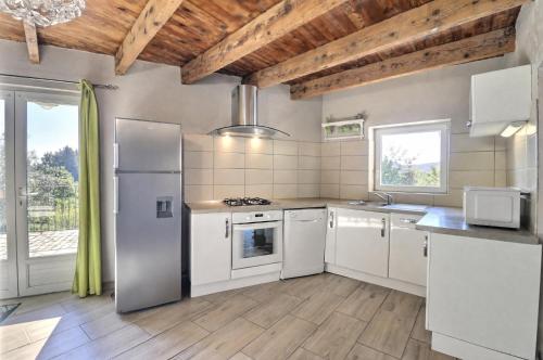 L'art des Clés - Maison en Pierre avec Jacuzzi (L'art des Cles - Maison en Pierre avec Jacuzzi) in Pont-de-Labeaume