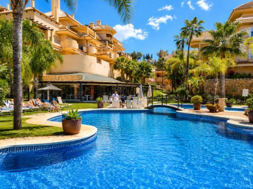 Aloha Hill Club Premium Apartment in Marbella - Pools, Restaurant, Gym, Wlan, Garage