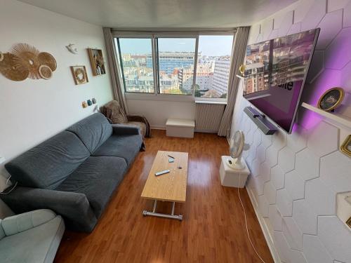 Bright 2 rooms apartment - Metro - Lively neighborhood