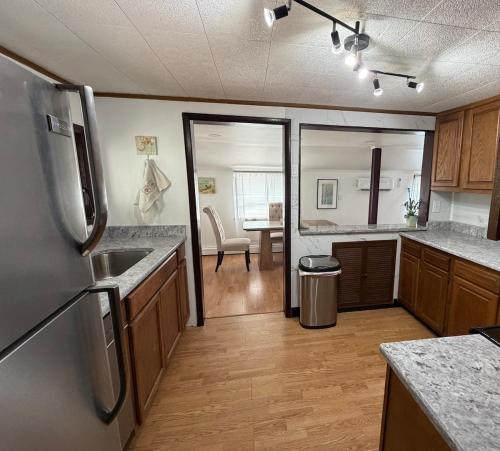 Floral Canal-Facing Hideaway in Chesapeake City (MD)