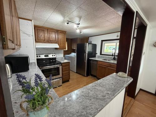 Floral Canal-Facing Hideaway in Chesapeake City (MD)