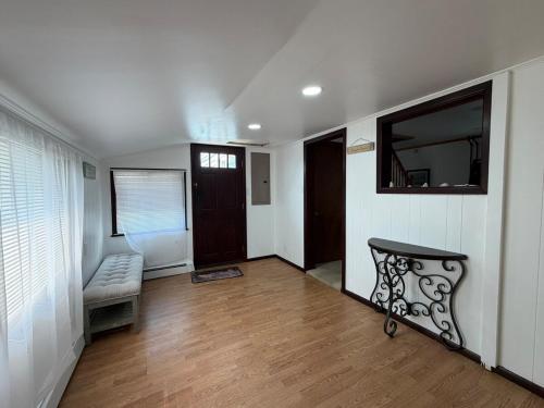 Floral Canal-Facing Hideaway in Chesapeake City (MD)