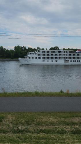 Floral Canal-Facing Hideaway in Chesapeake City (MD)