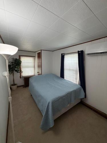 Floral Canal-Facing Hideaway in Chesapeake City (MD)