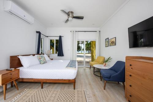 Laughing Bird Studio #7 - Brand New Stylish Apartment, Pool, Bea condo in Governor's Harbour