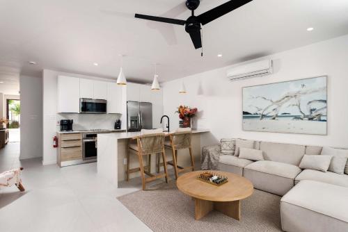New CHIC 3BR Villa Walk to Beach Pool & Terrace - image 5