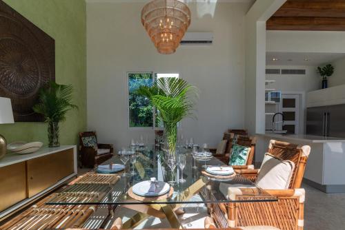 5BR Luxury Oasis Pool Golf & Lake Ocean acces - image 5
