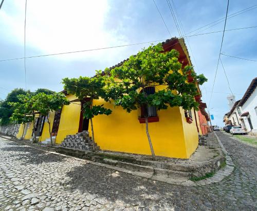 A környék, Estadia colonial in Suchitoto