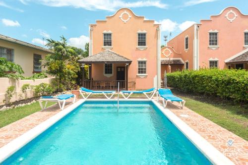 Piscină, 2-Story Townhome with Private Pool, Ideal for Group! in Oistins