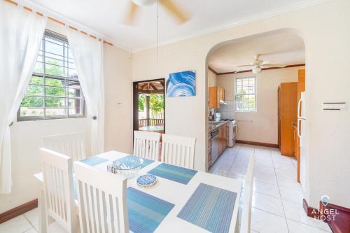 Dotări, 2-Story Townhome with Private Pool, Ideal for Group! in Oistins