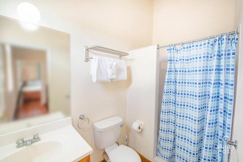 Baie, 2-Story Townhome with Private Pool, Ideal for Group! in Oistins