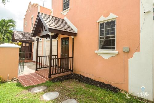 Intrare, 2-Story Townhome with Private Pool, Ideal for Group! in Oistins