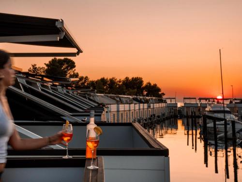 Létesítmények, Dreamy houseboat by the sea with terrace and hot tub in Lucija