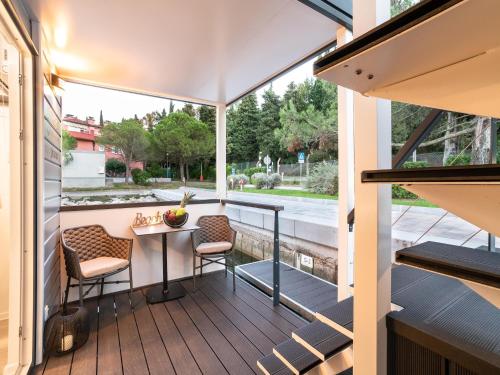 Erkély/terasz, Dreamy houseboat by the sea with terrace and hot tub in Lucija