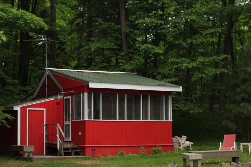 &ldquo;The Bunk House&rdquo; on Lake Amnicon. Pet Friendly!