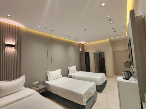 3 queen beds