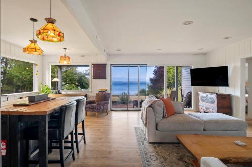 Beachview Retreat 2 Homes • Sleeps 14 • Pets ok! in Clinton (WA)
