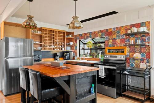 Beachview Retreat 2 Homes • Sleeps 14 • Pets ok! in Clinton (WA)