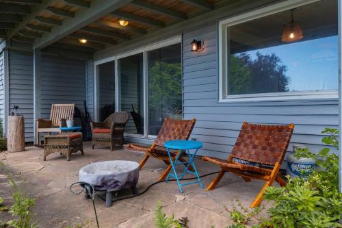 Beachview Retreat 2 Homes • Sleeps 14 • Pets ok! in Clinton (WA)