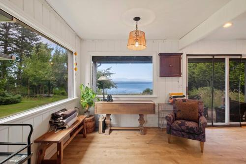 Beachview Retreat 2 Homes • Sleeps 14 • Pets ok! in Clinton (WA)