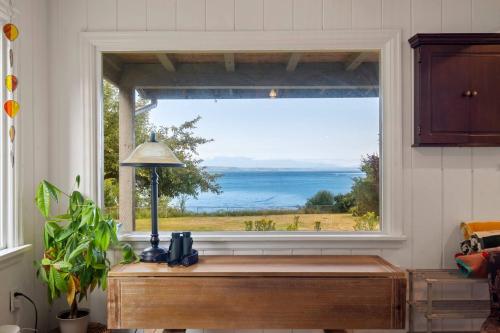 Beachview Retreat 2 Homes • Sleeps 14 • Pets ok! in Clinton (WA)
