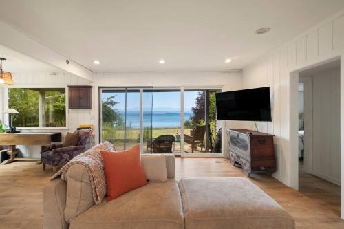 Beachview Retreat 2 Homes • Sleeps 14 • Pets ok! in Clinton (WA)