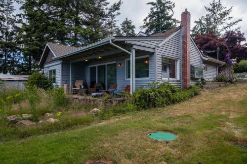 Beachview Retreat 2 Homes • Sleeps 14 • Pets ok! in Clinton (WA)