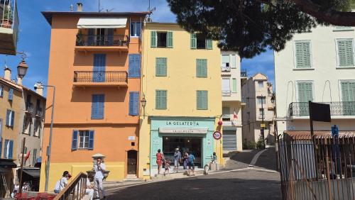 Place du Suquet - In the hart of old Cannes - 2 Min Walking distance from Palais de Festivals and Beaches