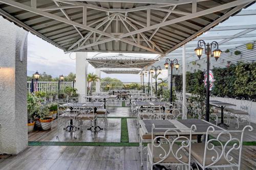 restavracija, Super Townhouse Oak ONGC Crossway Formerly Hotel Gold Stone Comfort in Khurbura Mohalla