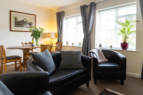 1 queen bed, 1 sofa bed