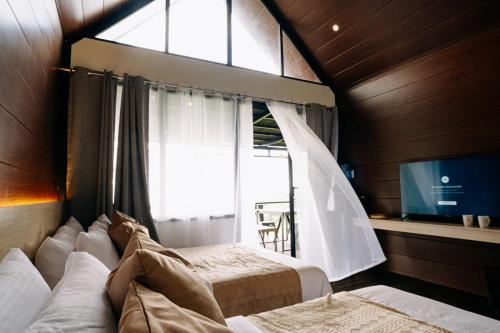 Grey Rock Mountain Cabin w/ Jacuzzi in Balamban