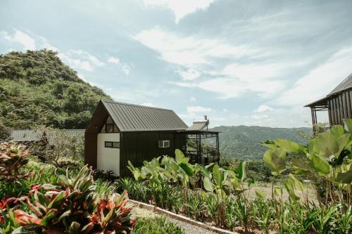 Grey Rock Mountain Cabin w/ Jacuzzi in Balamban