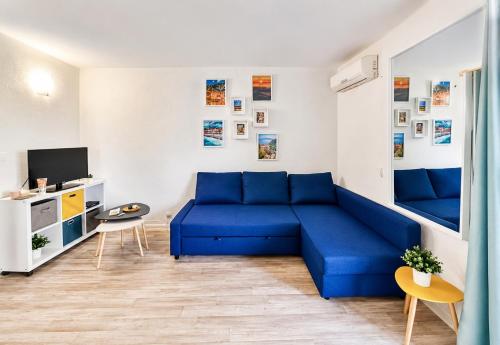 Bright studio with balcony at the foot of the sea
