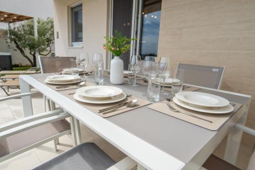 Beachfront Reiterer Villa V1 with Jacuzzi 30 meters from the Beach - CROWONDER LUXURY RENT - image 5