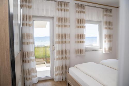 Beachfront Reiterer Villa V1 with Jacuzzi 30 meters from the Beach - CROWONDER LUXURY RENT - image 3