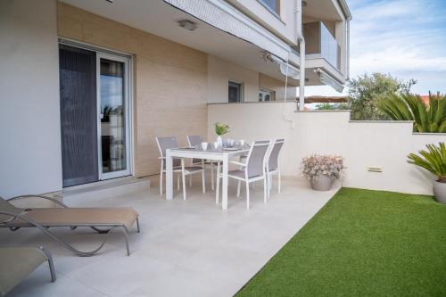 Beachfront Reiterer Villa V2 with Seaview 30 meters from the Beach - CROWONDER LUXURY RENT - image 2
