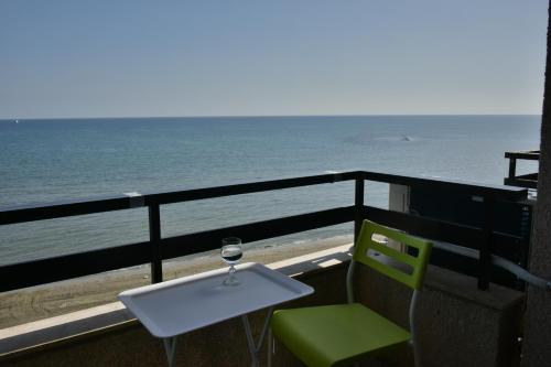 Stadem Studios in Kastella Beach