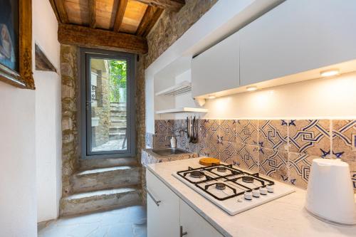 кухня, Casa al Castello - 15 min from Saturnia in Манчестер
