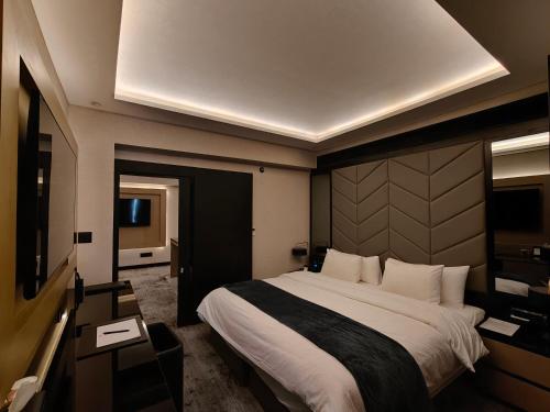 1 king bed, 1 sofa bed