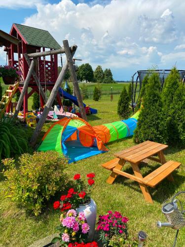 Spēļu laukums, Domek letniskowy in Buda Ruska